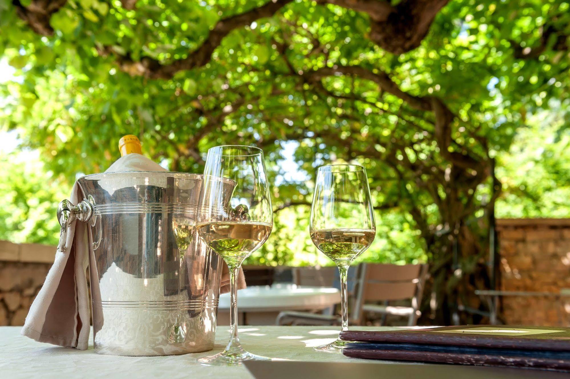 Hotel Restaurant Emile Job Montmerle-sur-Saone Exteriör bild
