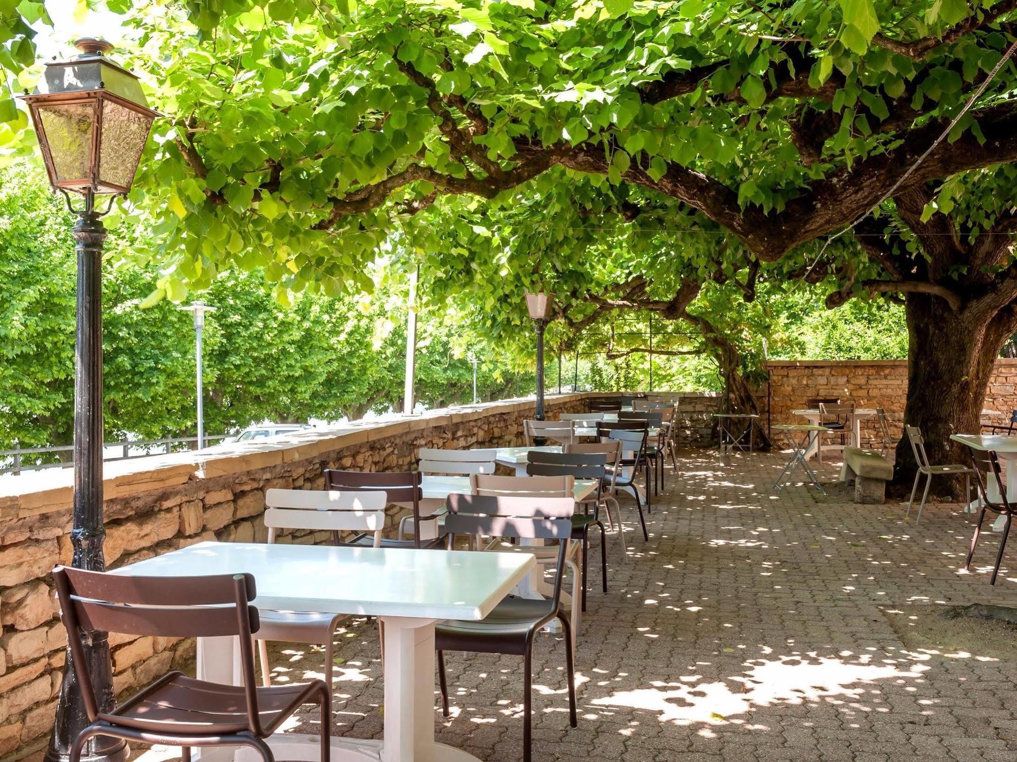 Hotel Restaurant Emile Job Montmerle-sur-Saone Exteriör bild